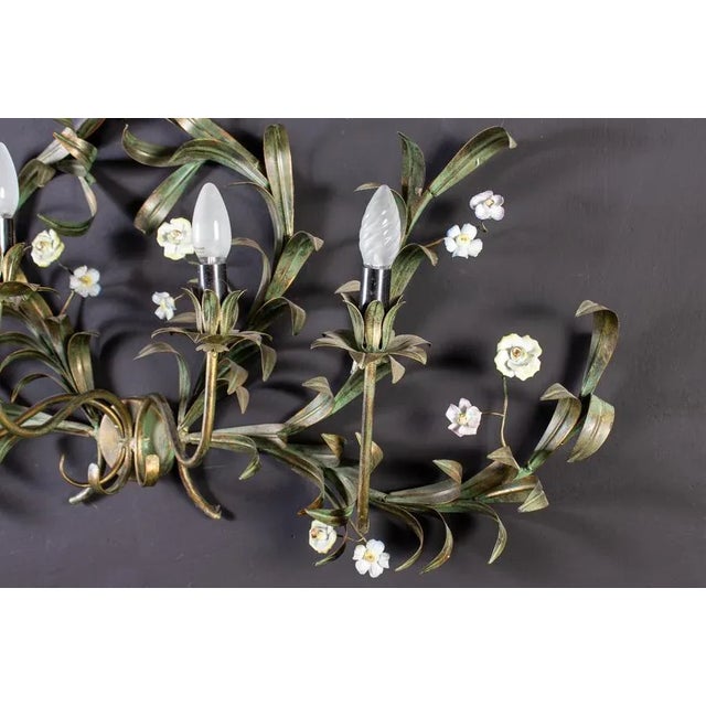 Metal Large Italian Tole Leaves Wall Light with Colorful Porcelain Flowers, 1970 For Sale - Image 7 of 14