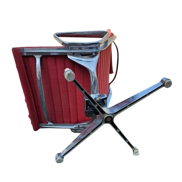 Aluminum 124 Swivel Armchair by Charles & Ray Eames Herman Miller, Set of 2 For Sale - Image 10 of 18