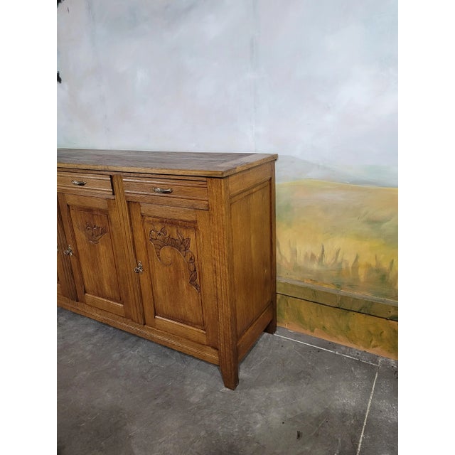 Solid oak sideboard from the 1920s in the Art Deco style. This model, with 3 doors and 3 drawers, is understated and...