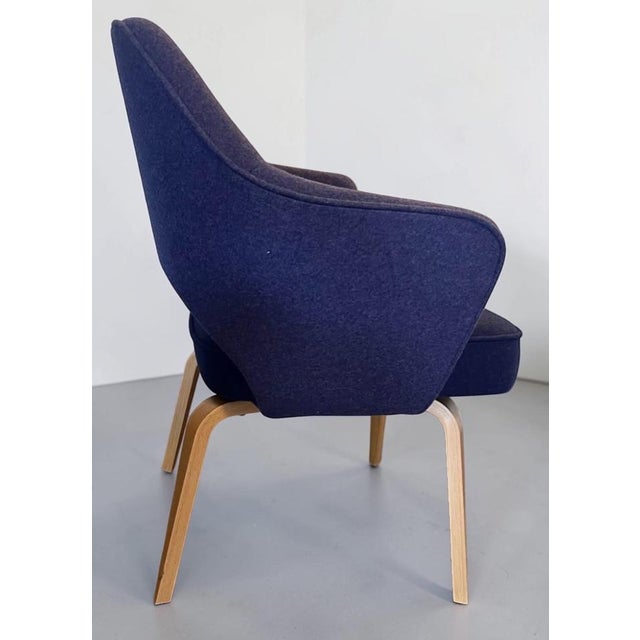 Mid-Century Modern Saarinen Executive Armchairs – Reproduction With Wood Legs (Set of 2) For Sale - Image 3 of 5
