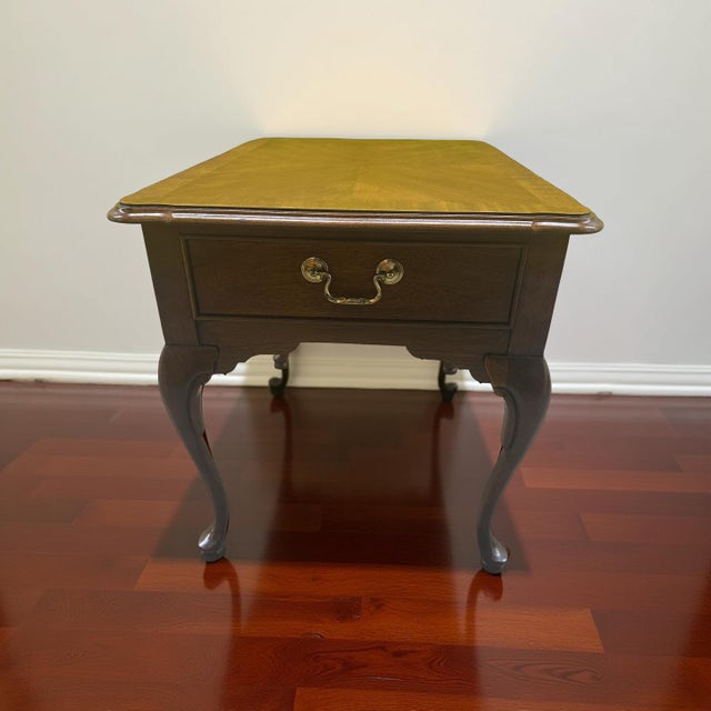 Thomasville Mid-20th Century Thomasville Queen Anne Style Walnut End Table With Drawer – Vintage Accent Table For Sale - Image 4 of 11