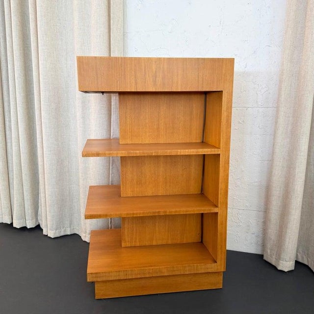 1940s Tiered Art Deco Satinwood Side Shelving Unit With Built-in Lighting For Sale In New York - Image 6 of 10