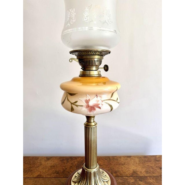 Attractive antique Edwardian quality brass oil lamp, having a quality brass oil lamp with a pretty glass shade with a wavy...