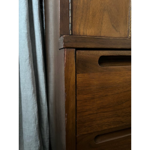 Vintage Mid-Century Modern Highboy Dresser by American of Martinsville For Sale In Milwaukee - Image 6 of 9