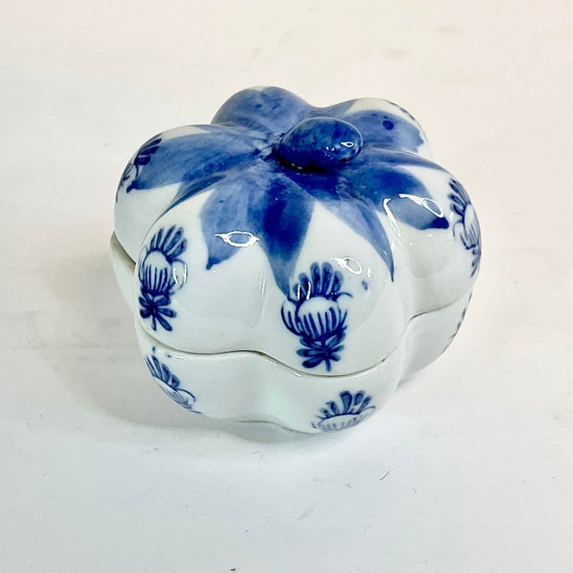 1970s Vintage Hollywood Regency Chinoiserie Blue & White Pumpkin Trinket Box For Sale - Image 6 of 9