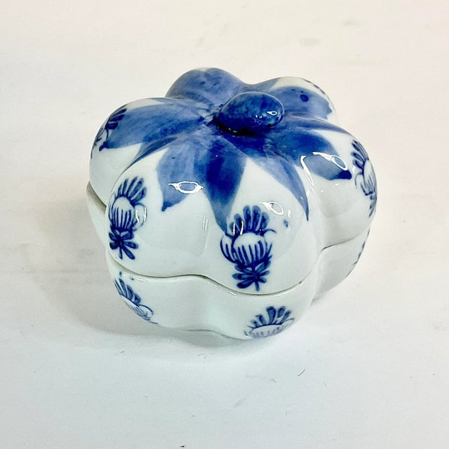 1970s Vintage Hollywood Regency Chinoiserie Blue & White Pumpkin Trinket Box, Halloween, Thanksgiving For Sale - Image 6 of 9