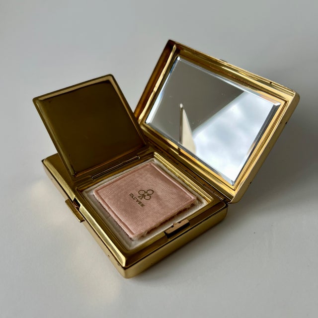 Vintage Musical Powder Compact with Automatic Movement from Clover For Sale - Image 15 of 18