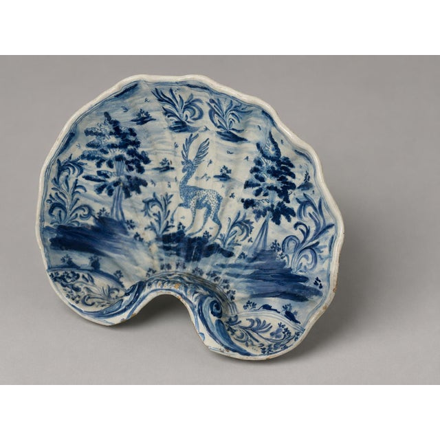 18th Century Spanish Tin-Glazed Shell-Form Basin Attr: Puente Del Arzobispo, Toledo 1790-1830 For Sale - Image 5 of 12