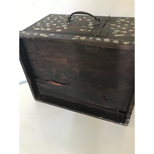 Chinese Qing Dynasty Mother of Pearl Shell Inlay Hardwood Jewelry Box With Shell For Sale - Image 9 of 10