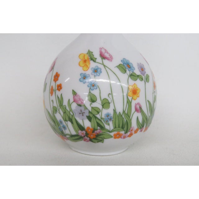 White Ceramic Rounded Tapered Bud Vase With Colorful Floral Garden Motif #5116b For Sale - Image 10 of 12