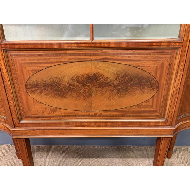 Inlaid Satinwood Display Cabinet from Maple & Co., 1900s For Sale - Image 16 of 18