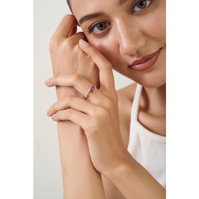 1.25ct Emerald Cut Prong Set Red Ruby Diamond Bypass Ring Size 9 in 14k Gold For Sale In New York - Image 6 of 17