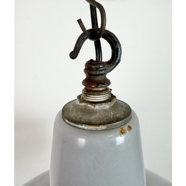 1960s Industrial British Grey Enamel Factory Pendant Lamp from Benjamin Electric Manufacturing Company, 1960s For Sale - Image 5 of 17