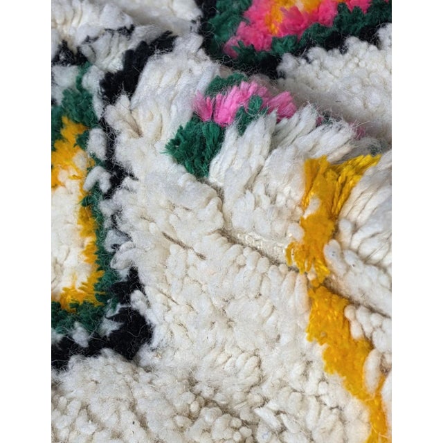 Berber Symbols Rug – Handmade Moroccan Wool Rug This handmade Berber Symbols rug celebrates the beauty of Amazigh...