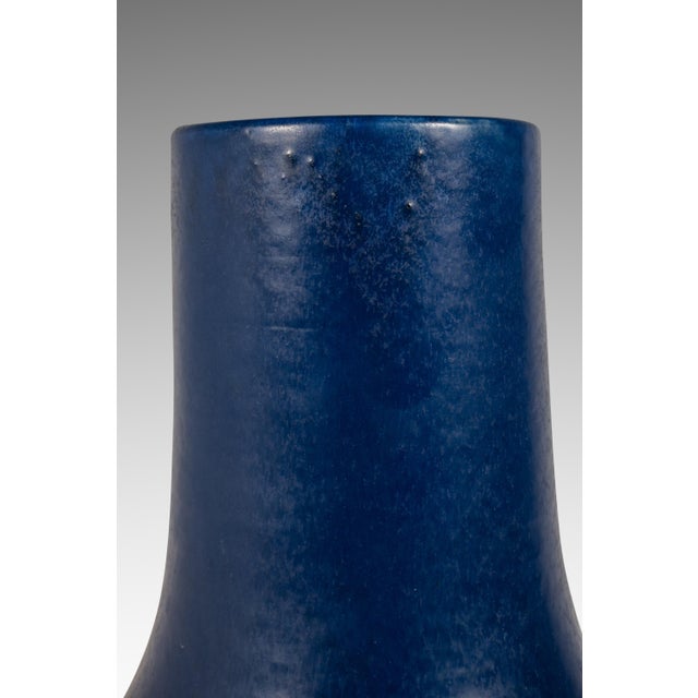 Mid-Century Modern Contemporary Oversized Powder-Blue-Glazed Studio Craft Ceramic Vase, Usa, C. 1980s For Sale - Image 14 of 18