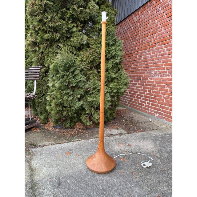 Mid-Century Modern Danish Floor Lamp in Hand-Turned Oak by Lisbeth Brams for Brdr. Krüger, 1960s For Sale - Image 3 of 7