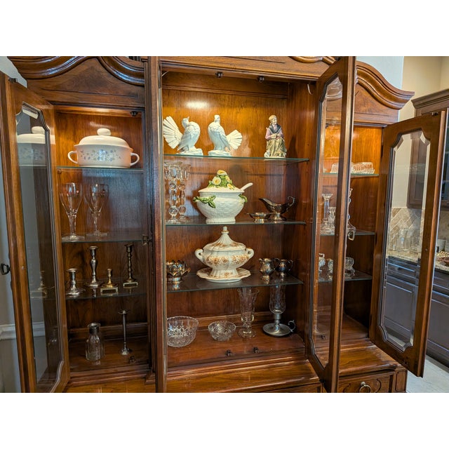 1960s Vintage Thomasville Spanish Revival Walnut Breakfront Lighted China Cabinet - 2 Pieces For Sale In Houston - Image 6 of 11