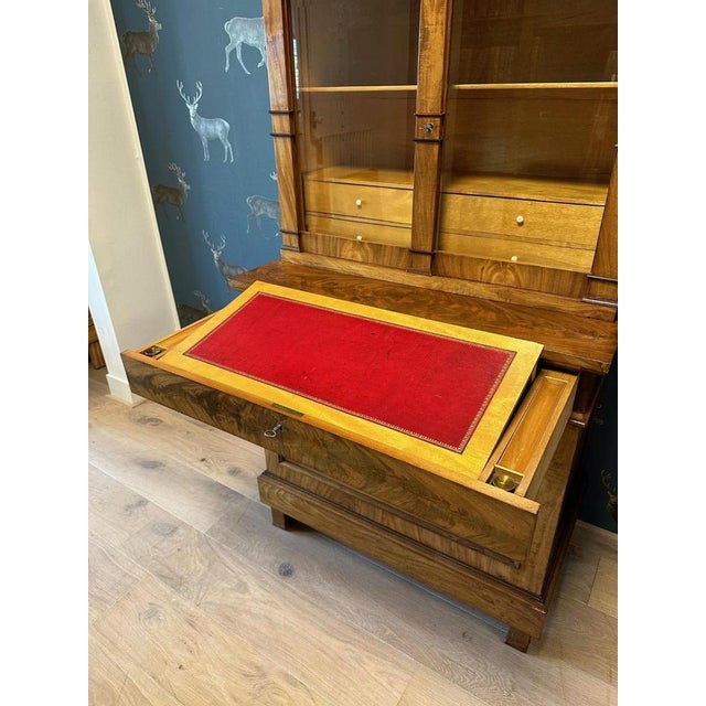 Bonheur du jour or ladies' desk in mahogany with floral mahogany and satinwood. Beautiful warm color. The base cabinet...