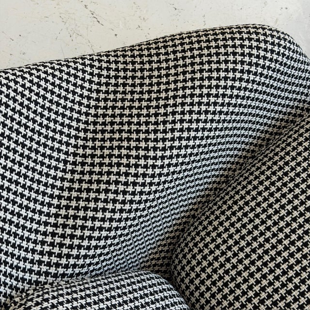 1970s Womb Chair + Ottoman by Eero Saarinen for Knoll in Houndstooth For Sale In Chicago - Image 6 of 7