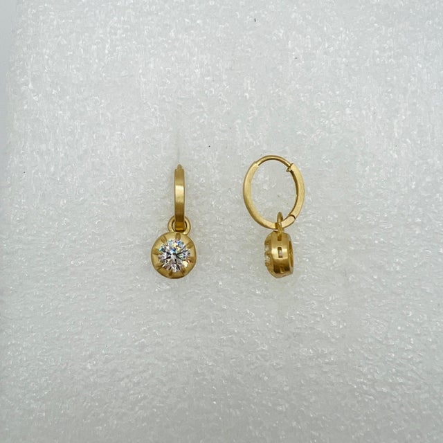 Metal Gia Round Diamond Dangle Earrings in 18k Yellow Gold, A Pair For Sale - Image 7 of 8
