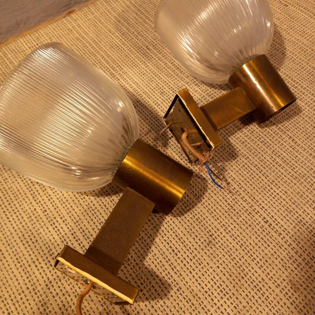 1960s Brass Wall Lamps with Ribbed Glass from Fidenza Vetraria in the Style of Azucena, 1950s, Set of 2 For Sale - Image 5 of 10
