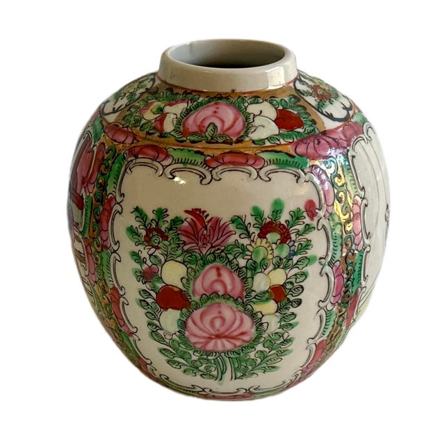 Chinoiserie 1950s Famille Rose / Rose Medallion Chinese Vase For Sale - Image 3 of 10