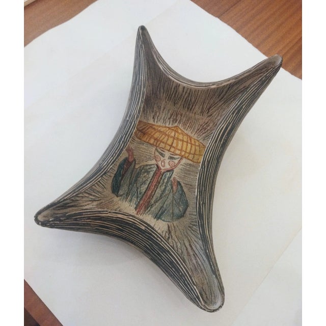 Centerpiece with oriental motifs of the 50s. Curious very marked piece of the style of the 50s.