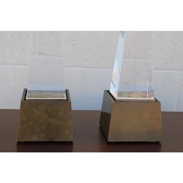 Chapman Manufacturing Company Mid-Century Modern Pair of Chapman Obelisk Lucite and Brass Table Lamp For Sale - Image 4 of 12