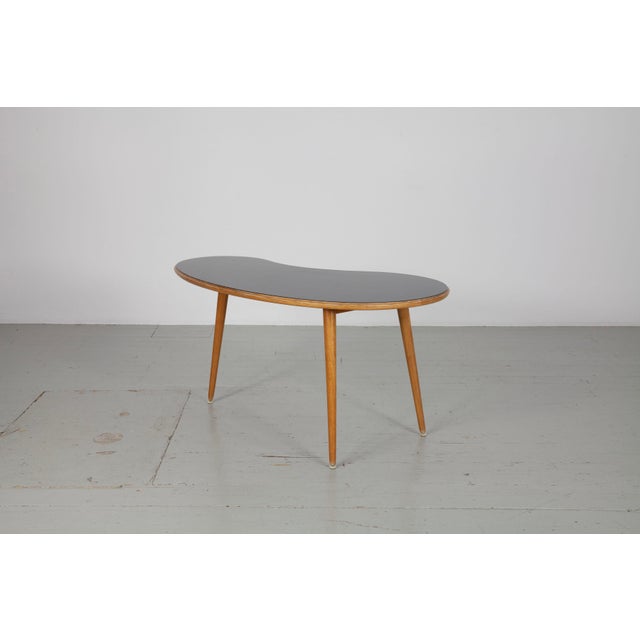 Mid-Century Modern Kidney-Shaped 3-Legged Coffee Table in Wood with Black Formica Top, 1950s For Sale - Image 3 of 18