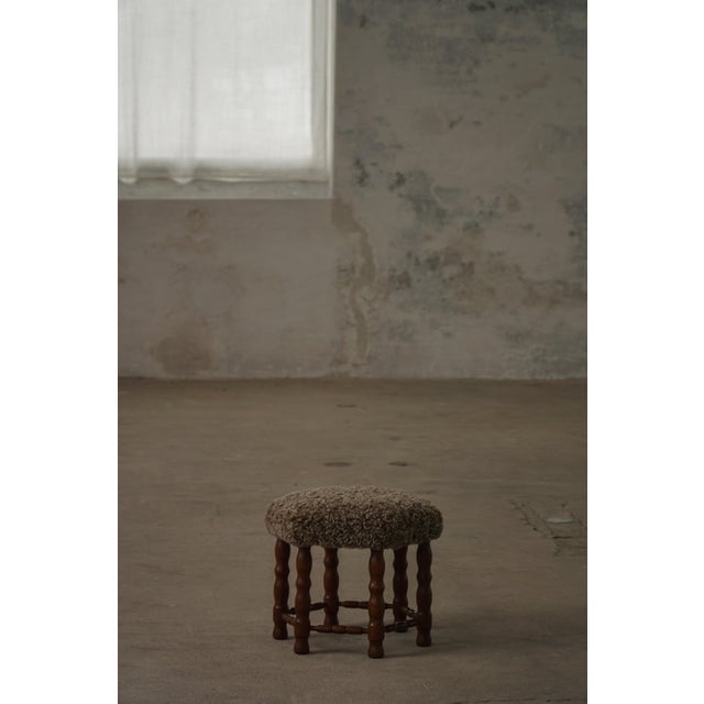 Mid-Century Modern Hexagon Oak Stool with Lambswool Seat and Bobbin Legs, 1950s For Sale - Image 4 of 17