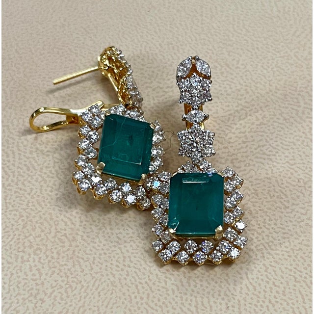 Hydro Emerald Cut Emerald, 7Ct VS Diamond Dangle/Drop Earrings 18 Kt Gold For Sale - Image 9 of 18