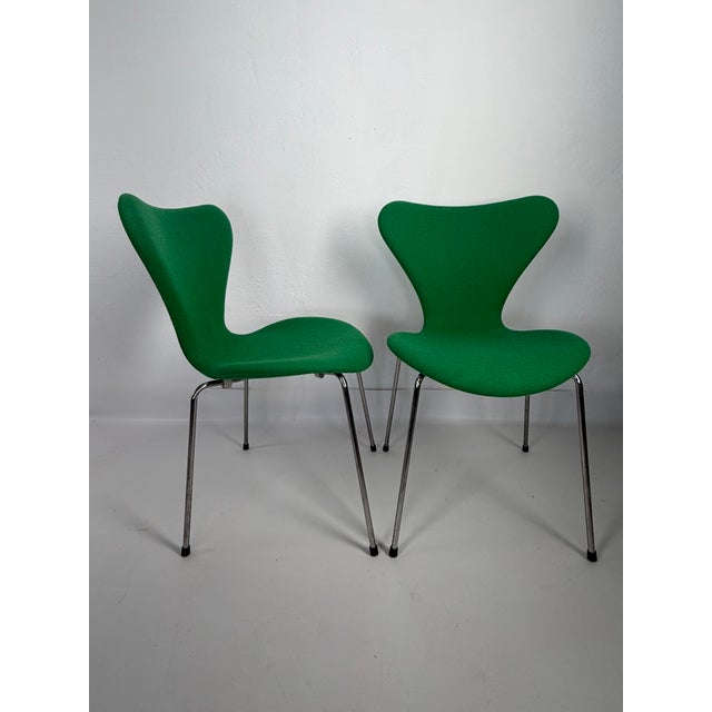 Series 7 Chairs in Green Wool by Arne Jacobsen for Fritz Hansen, 2010, Set of 2 For Sale - Image 11 of 11