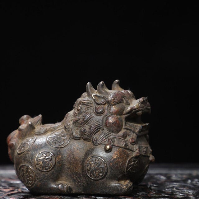 Bronze Pair of Gilt Bronze Figures of Mythical Beasts (Pixiu) For Sale - Image 8 of 9