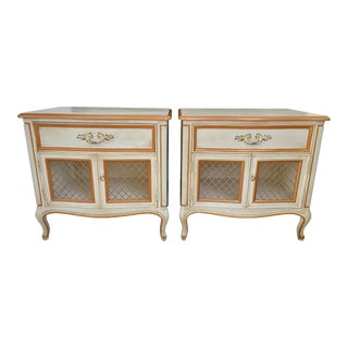 Vintage Henredon Louis XV Provincial Nightstands - a Refinished Pair For Sale
