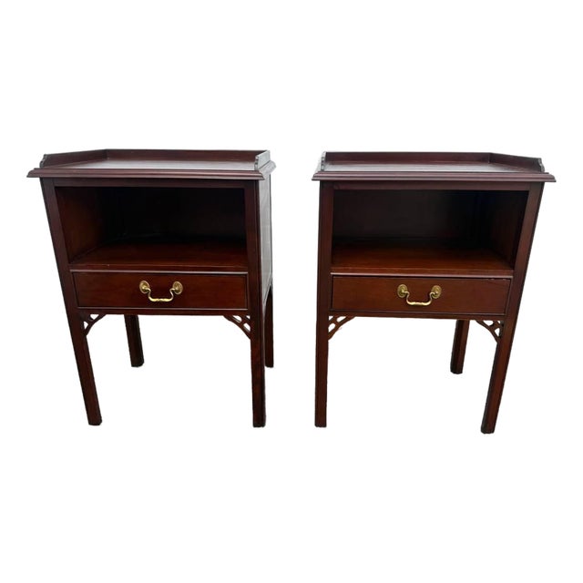 Late 20th Century Pair of Councill Craftsmen Mahogany Chippendale Style Fretwork Nightstands For Sale