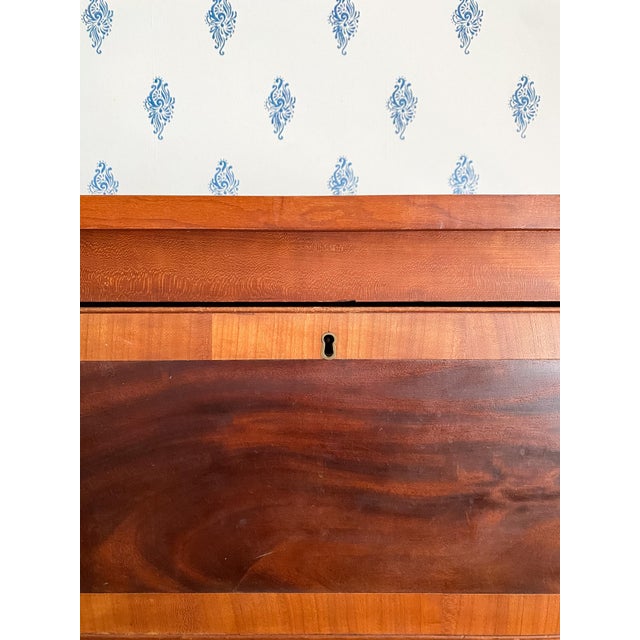 Antique Early 1800s New England Neoclassical Cherry and Mahogany Chest of Drawers For Sale - Image 10 of 15