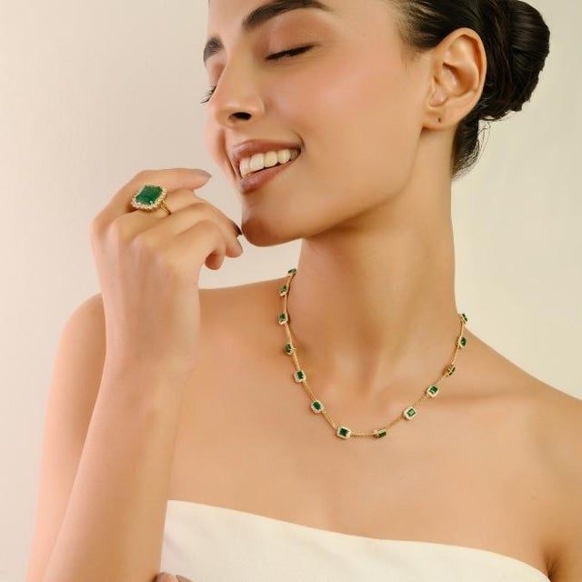 VRJewels Luxury 6.2 Carat Emerald & Diamond 16 Inch Curb Link Chain Necklace in 14k Gold For Sale - Image 9 of 15