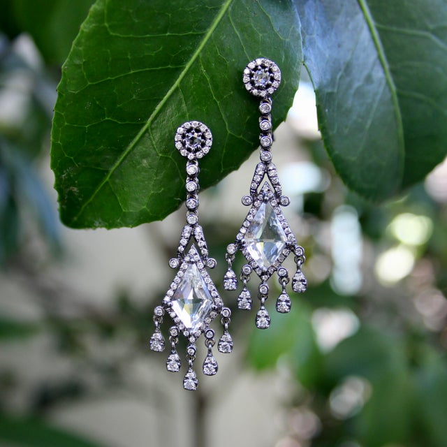 Metal 1990s Pair of 18k Gold Contemporary Quartz and Diamond Earrings For Sale - Image 7 of 8