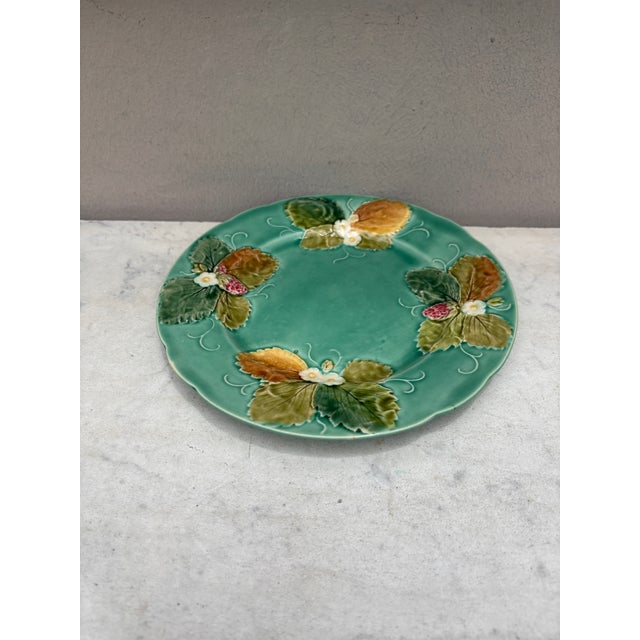French Majolica strawberries plate circa 1880 Luneville.