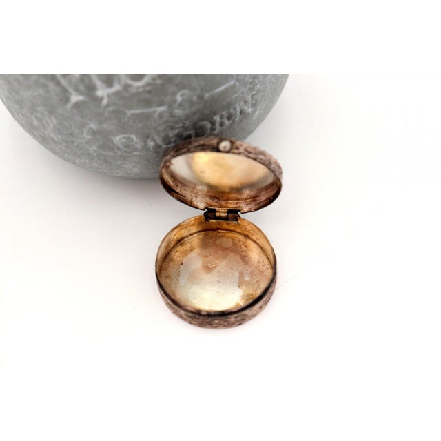 Circular Pearl Pill Box with Cabochon in the Center, in Good conditions. Designed 1920 to 1949