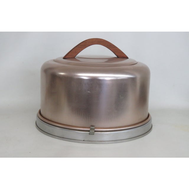 Mirro Usa Round Cake Carrier Dessert Saver Mid Century 1950s Wooden Handle 5047b For Sale In Miami - Image 6 of 17