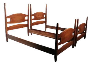 Pr. Cushman Colonial Creations Twin XL Beds Att. To Herman DeVries C. 1930's