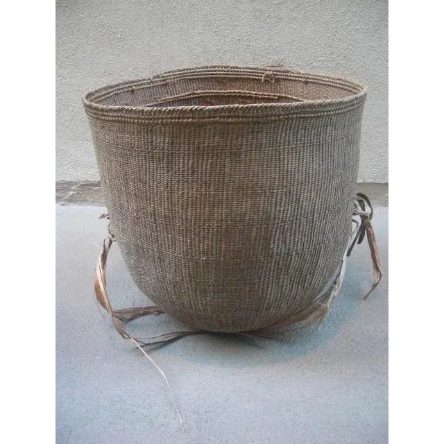 Large Vintage Yanomami Gathering Basket With Handle For Sale - Image 4 of 9