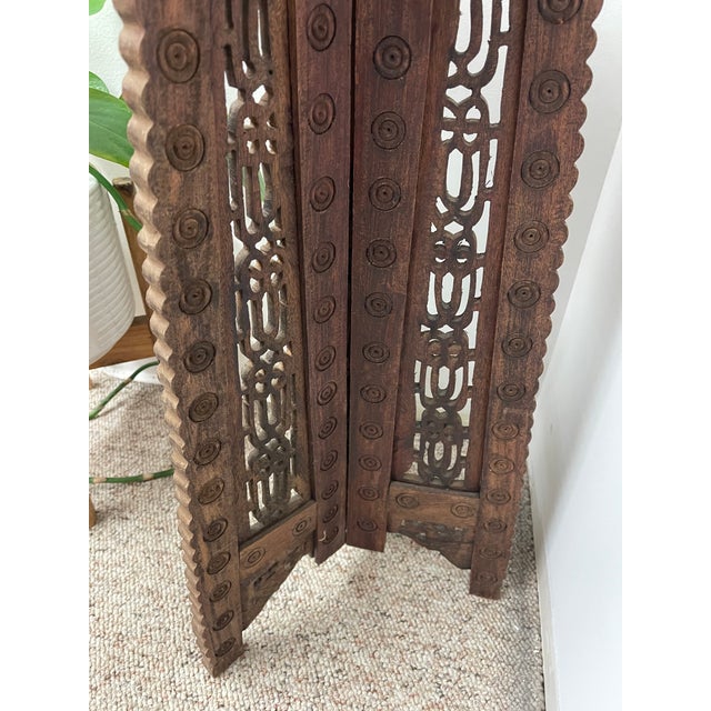 1970s Hand Carved Indian Wooden Pedestal Side Table With Inlay, Folding Base and Removable Top For Sale - Image 11 of 12