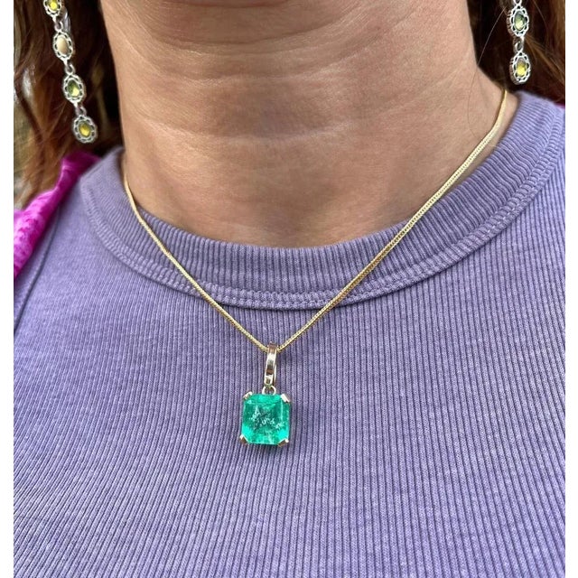 8 Carat Colombian Emerald Solitaire Pendant Necklace in 14k Gold For Sale In Miami - Image 6 of 6