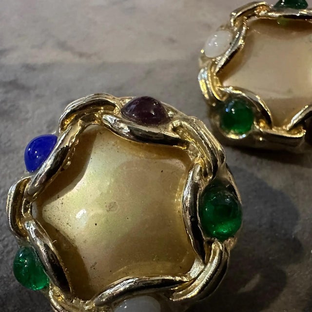 1980s Costume Jewelry Gilt Metal and Cabochon Glasses Italian Clip-on Earrings For Sale - Image 4 of 12