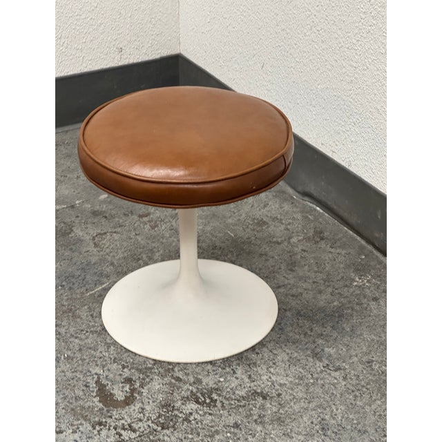 Modern Eero Saarinen Tulip Stool, Mid 20th Century. For Sale - Image 3 of 12