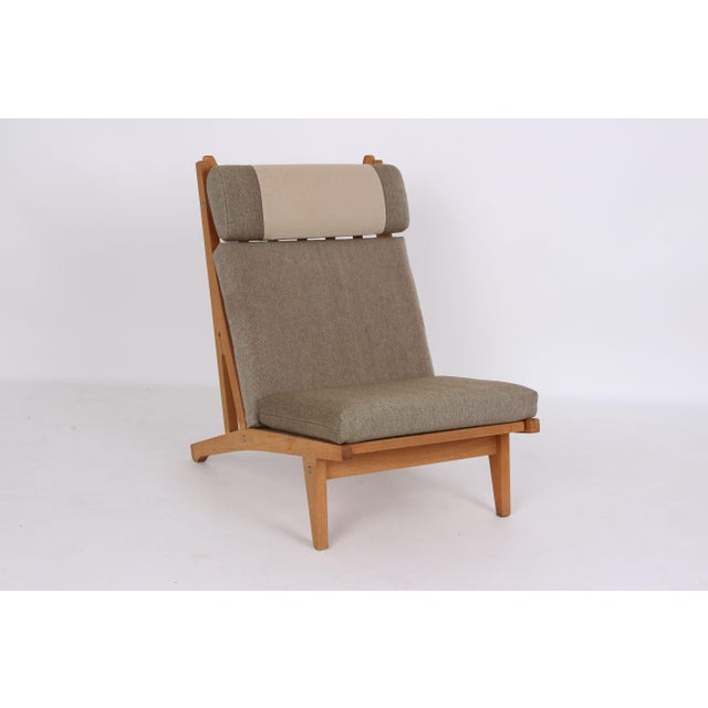 Model GE375 Lounge Chair in Oak with Fabric Cushions by Hans J. Wegner for Getama, 1970s For Sale - Image 6 of 6