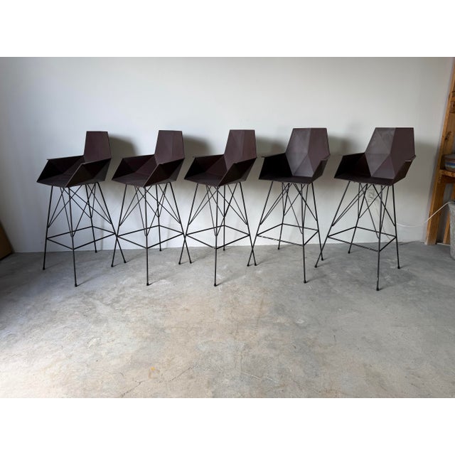 Elevate your indoor or outdoor entertaining space with this set of five Vondom FAZ bar stools, designed by renowned...