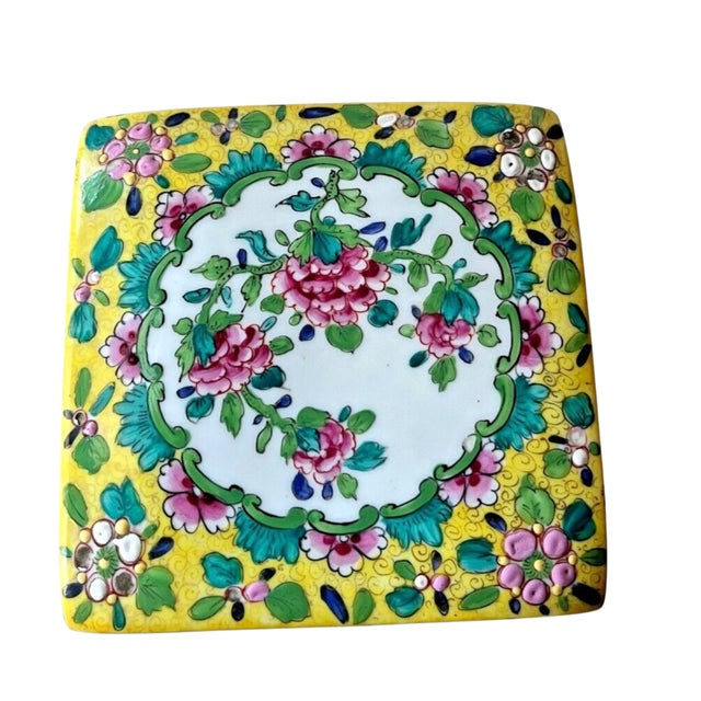 Chinese Chinese Famille Rose Porcelain Jewelry Casket Box For Sale - Image 3 of 9